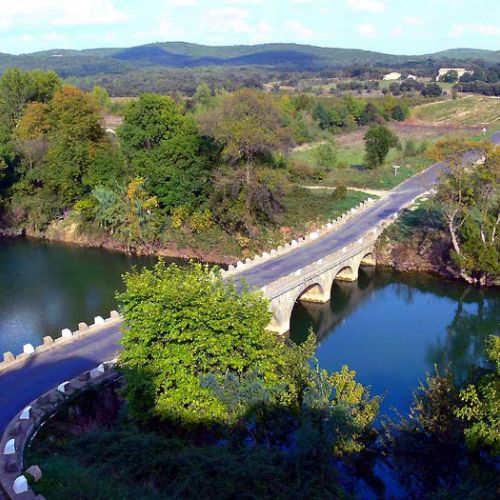 Vue su le pont submersible du village